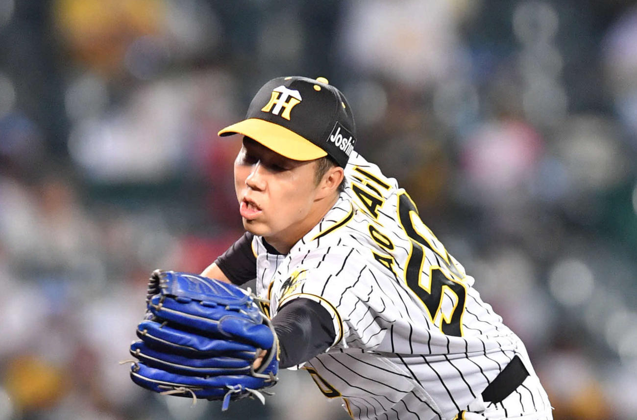 阪神対DeNA18回戦　5回表DeNA2死一、二塁、ネフタリ・ソトの打球にグラブを伸ばす青柳晃洋（撮影・岩下翔太）