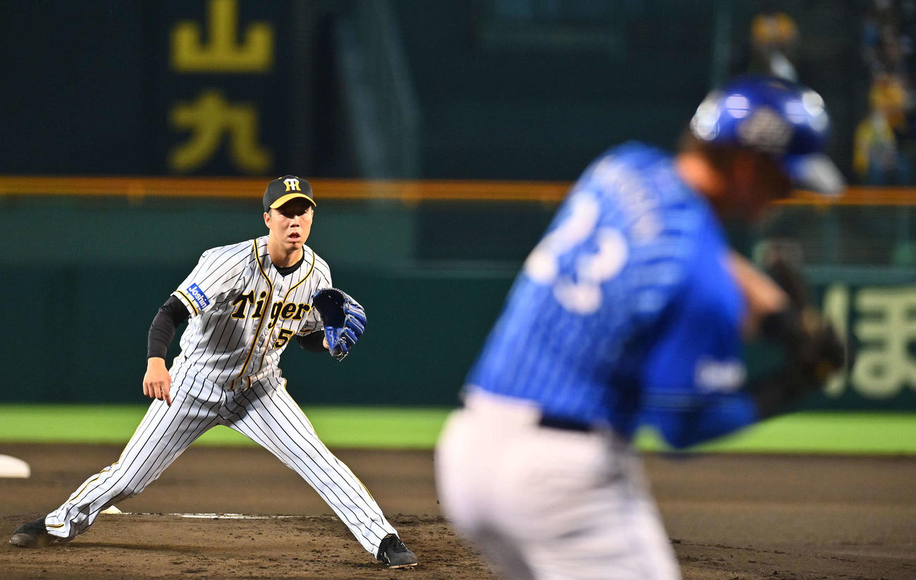 阪神対DeNA　1回表DeNA2死、タイラー・オースティンから見逃し三振を奪う青柳晃洋（撮影・上田博志）