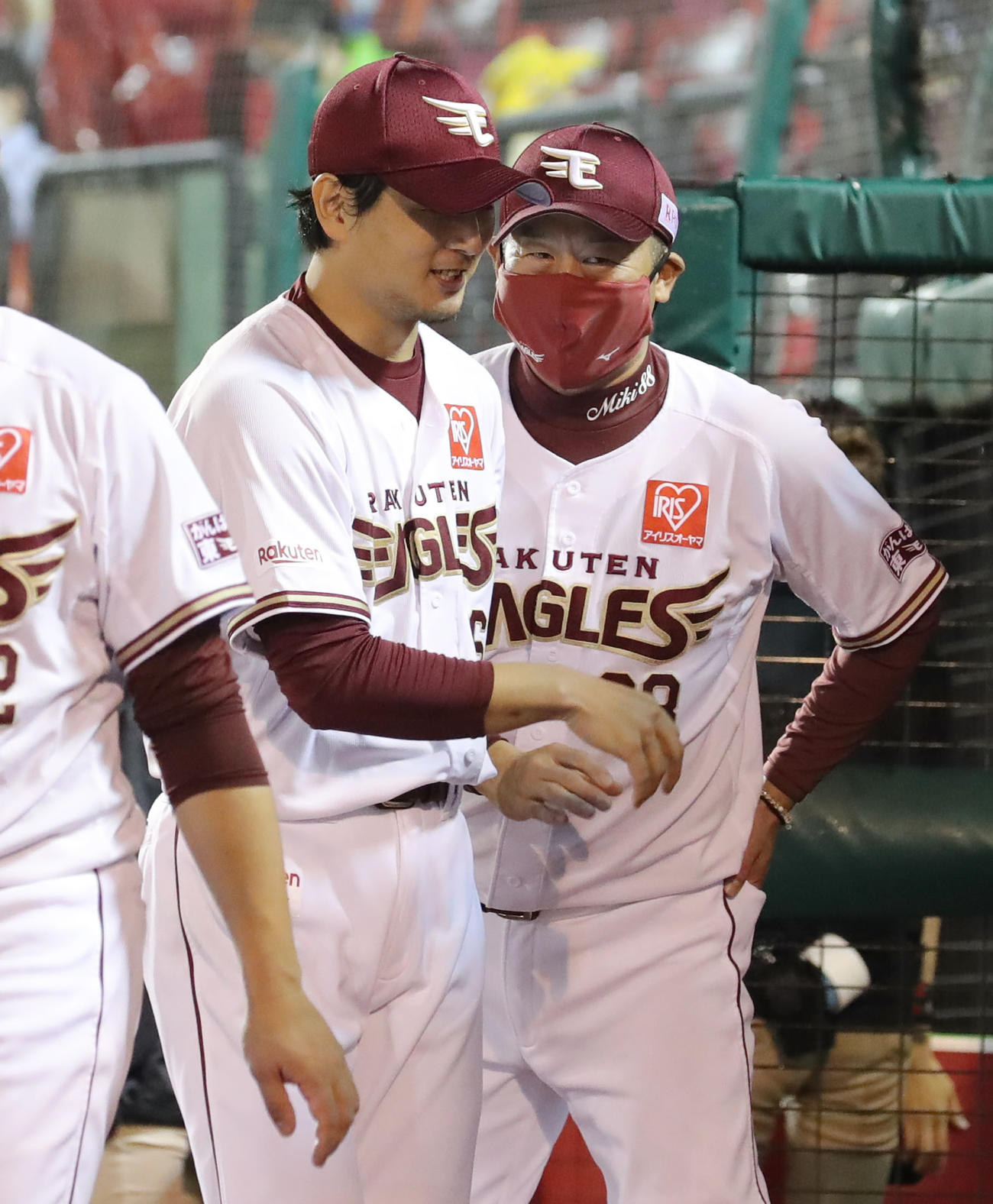 楽天対ロッテ　ロッテに連勝し勝利投手の涌井（左）をねぎらう三木監督（撮影・垰建太）