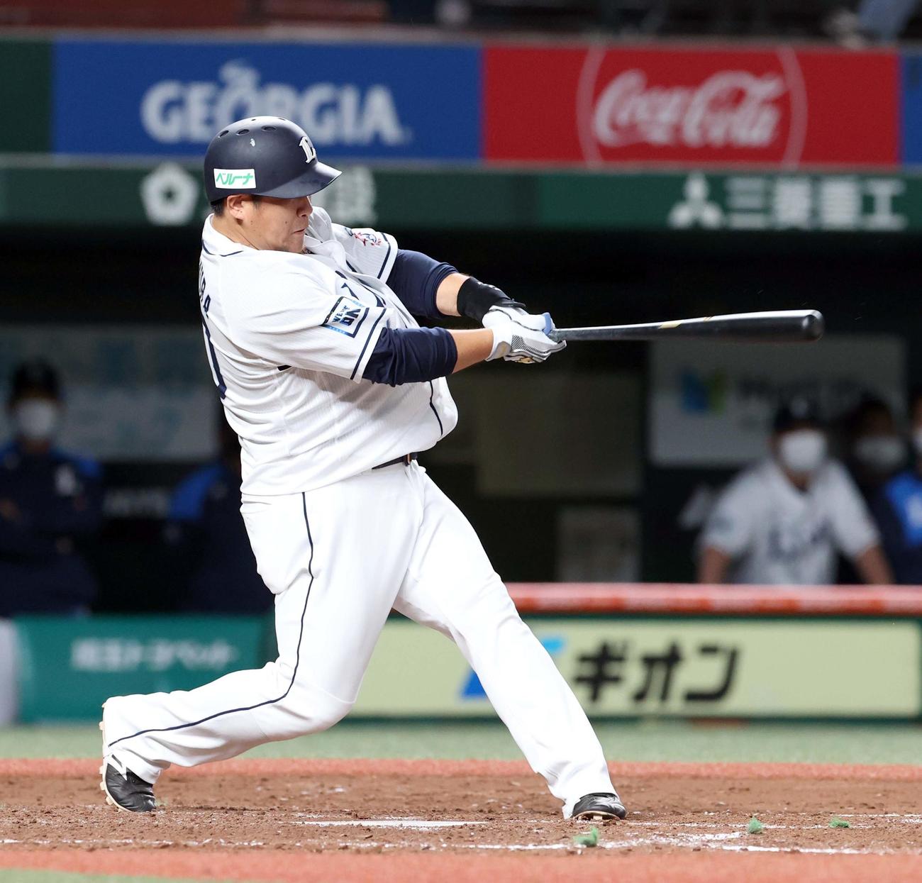 西武対日本ハム　4回裏西武無死、中村は左越え本塁打を放つ（撮影・佐藤翔太）