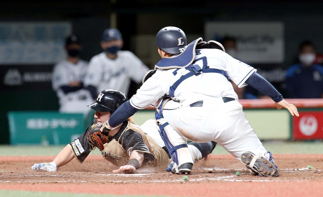 西武対日本ハム　5回表日本ハム1死三塁、大田の三ゴロの間に生還する三塁走者の渡辺（撮影・佐藤翔太）