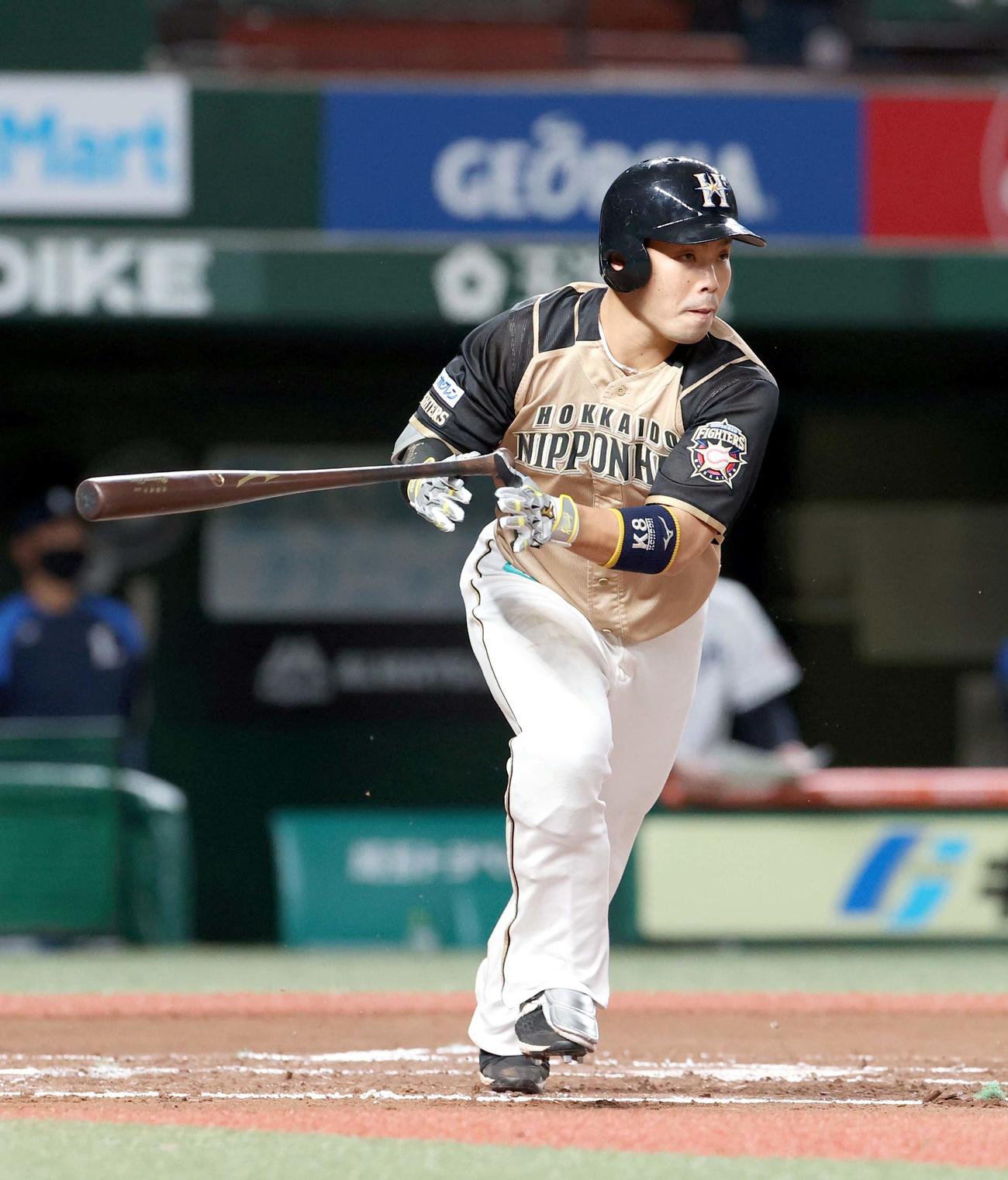 西武対日本ハム　6回表日本ハム1死一塁、近藤は適時二塁打を放つ（撮影・佐藤翔太）