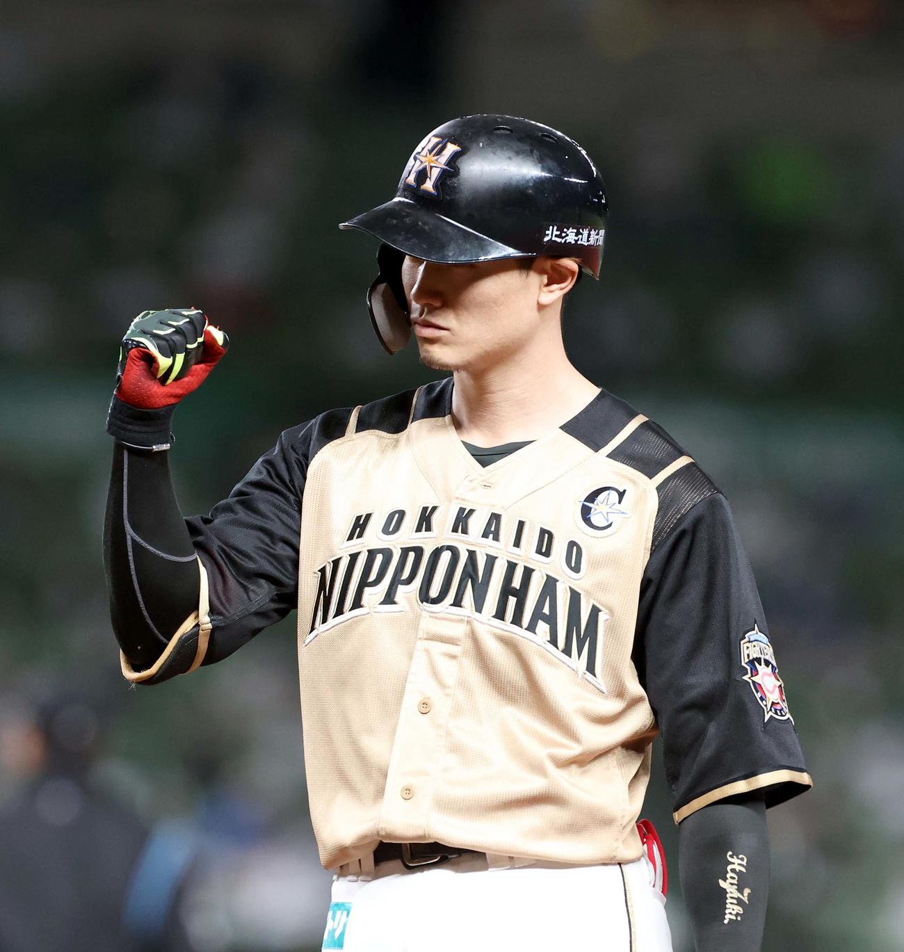 西武対日本ハム　7回表日本ハム1死一、三塁、西川は中前適時打を放ちガッツポーズをする（撮影・佐藤翔太）