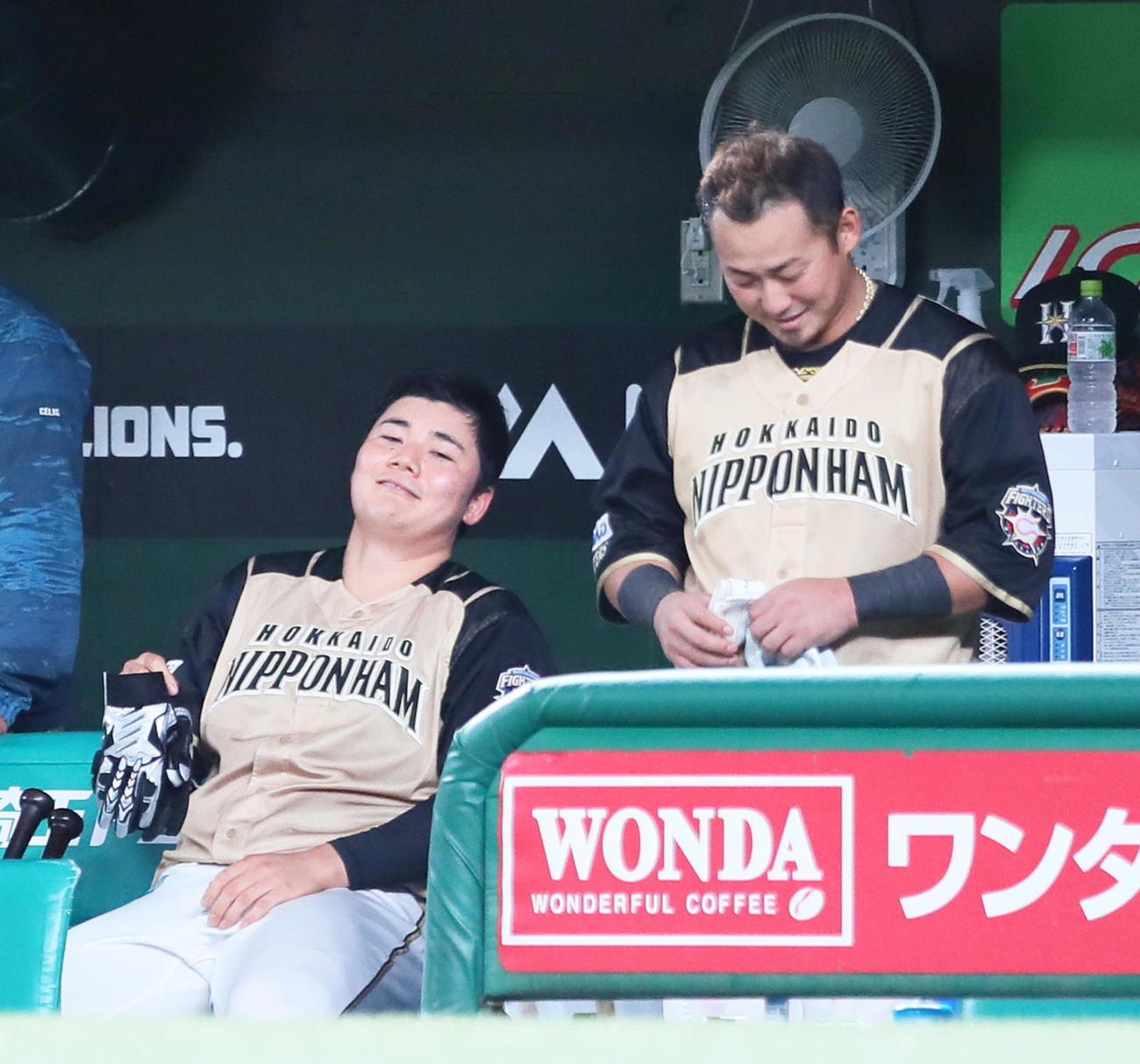 西武対日本ハム　5回表日本ハム1死一、二塁、中飛に倒れた清宮（左）は中田から声をかけられ複雑な表情を見せる（撮影・足立雅史）