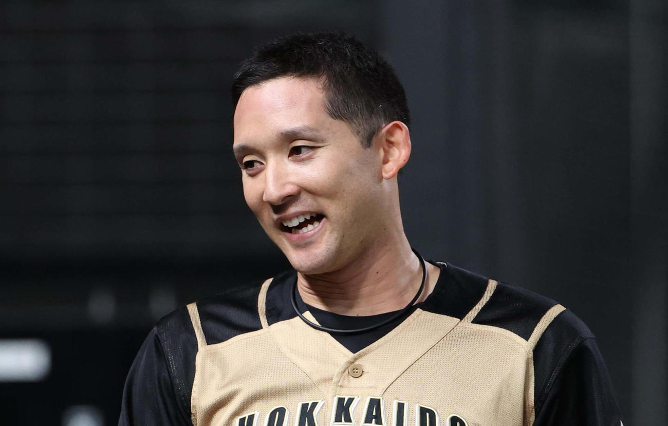 西武対日本ハム　杉谷は適時二塁打を放ち笑顔でベンチに戻る（撮影・佐藤翔太）