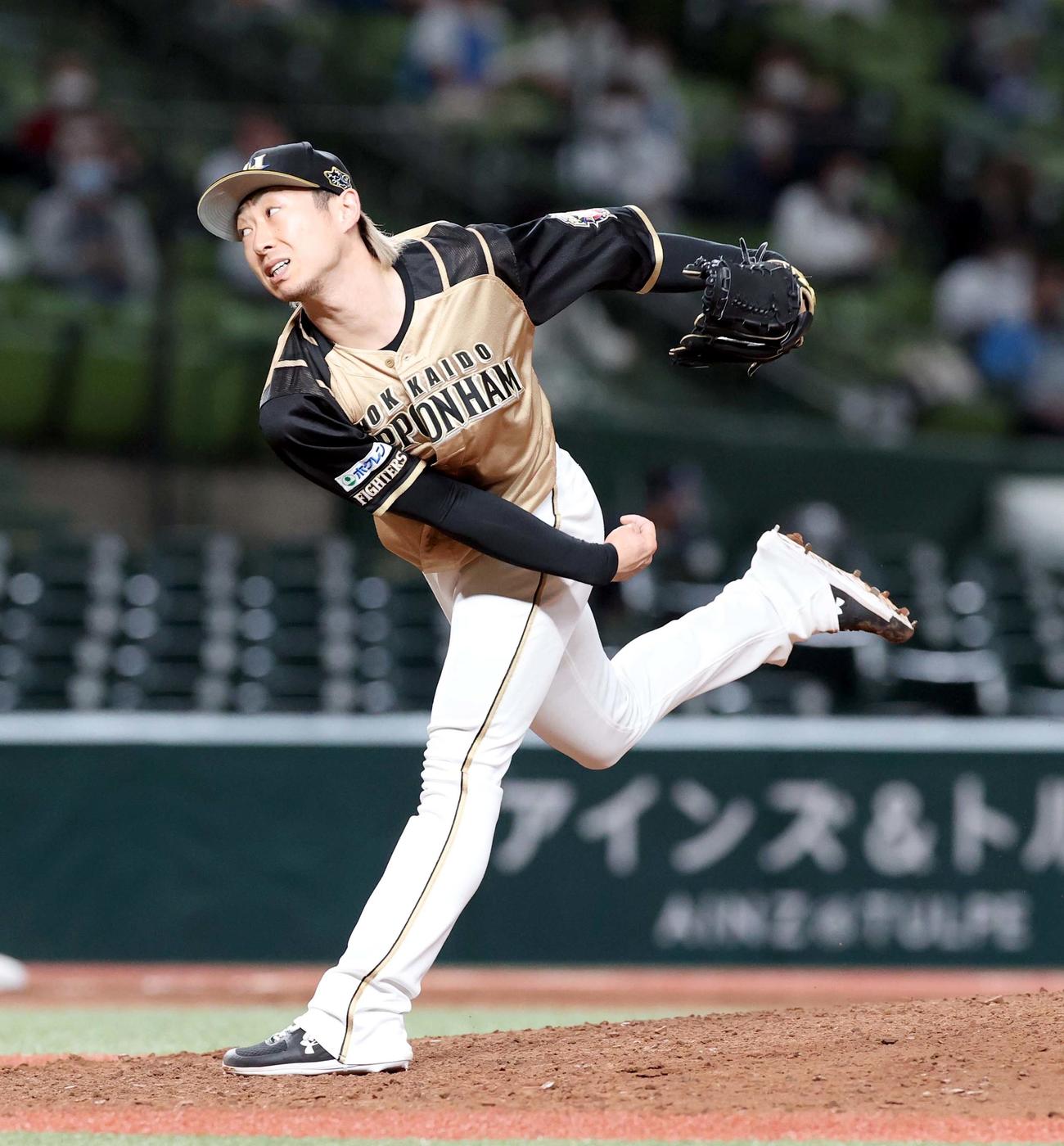 西武対日本ハム　9回から登板する日本ハム金子（撮影・佐藤翔太）