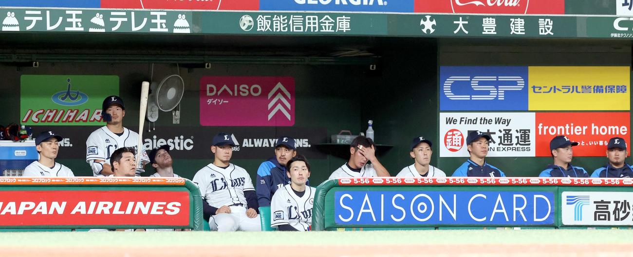 西武対日本ハム　意気消沈の西武ベンチ（撮影・佐藤翔太）