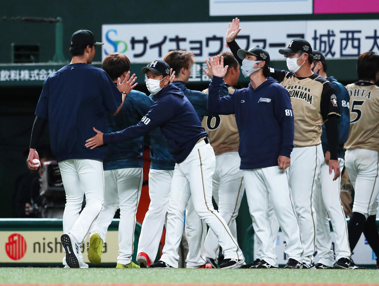 西武対日本ハム　大勝しナインを迎える日本ハム栗山監督（左から3人目）（撮影・足立雅史）