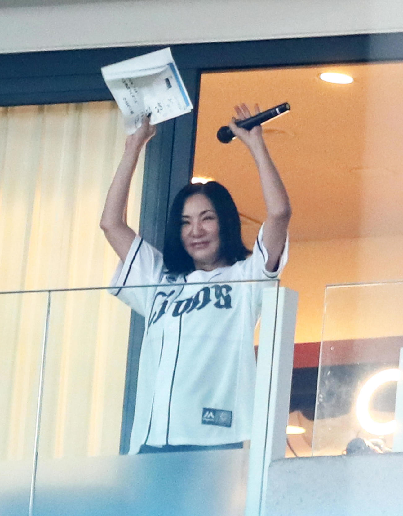 試合観戦に訪れスタンドから手を振る広瀬香美（撮影・足立雅史）