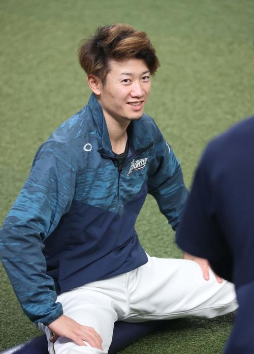 西武対日本ハム　試合前、笑顔でストレッチする西川（撮影・佐藤翔太）