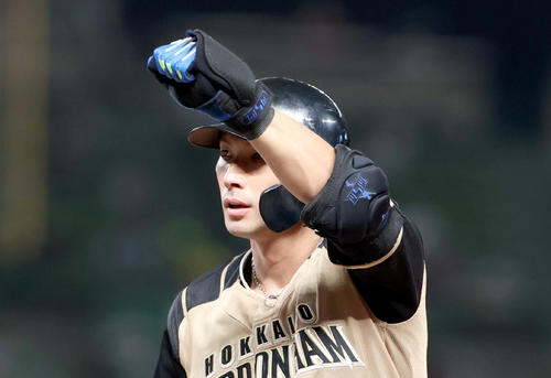 西武対日本ハム　3回表日本ハム1死一、二塁、大田は左前適時打を放ちガッツポーズをする（撮影・佐藤翔太）