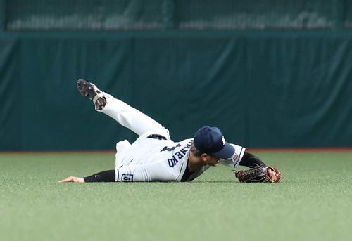 西武対日本ハム　5回表日本ハム1死、渡辺の打球に飛び込むも捕球できない西武金子（撮影・佐藤翔太）