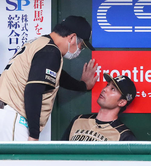 7回を投げ終えた日本ハム先発の上原（右）は木田コーチに話しかけられる（撮影・足立雅史）