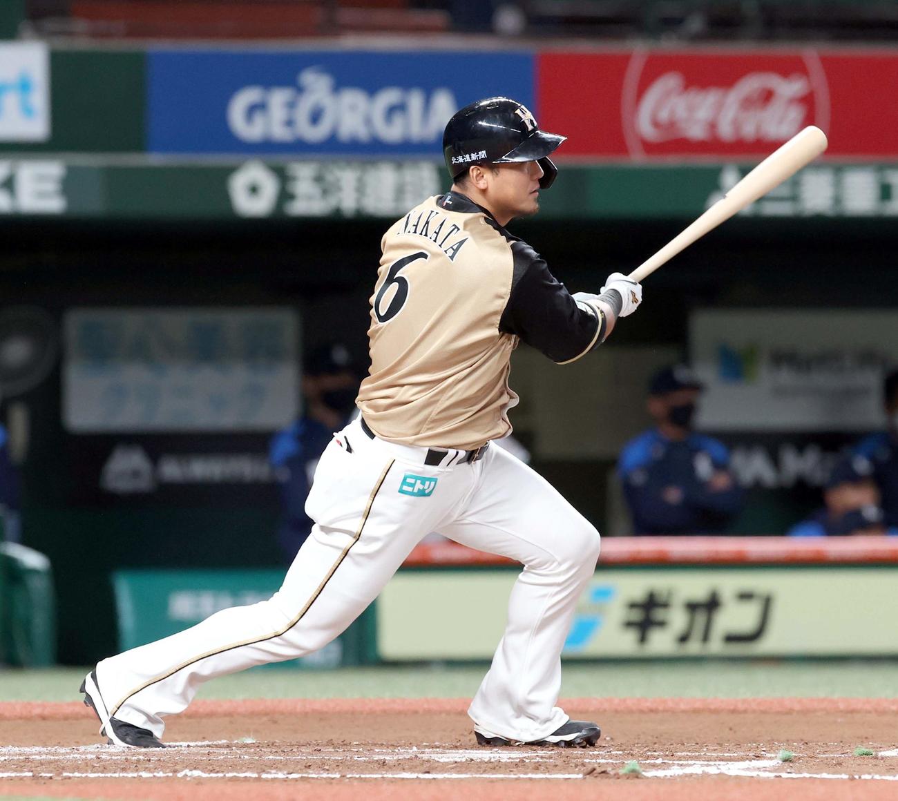 西武対日本ハム　6回表日本ハム1死二塁、中田は中前適時打を放つ（撮影・佐藤翔太）