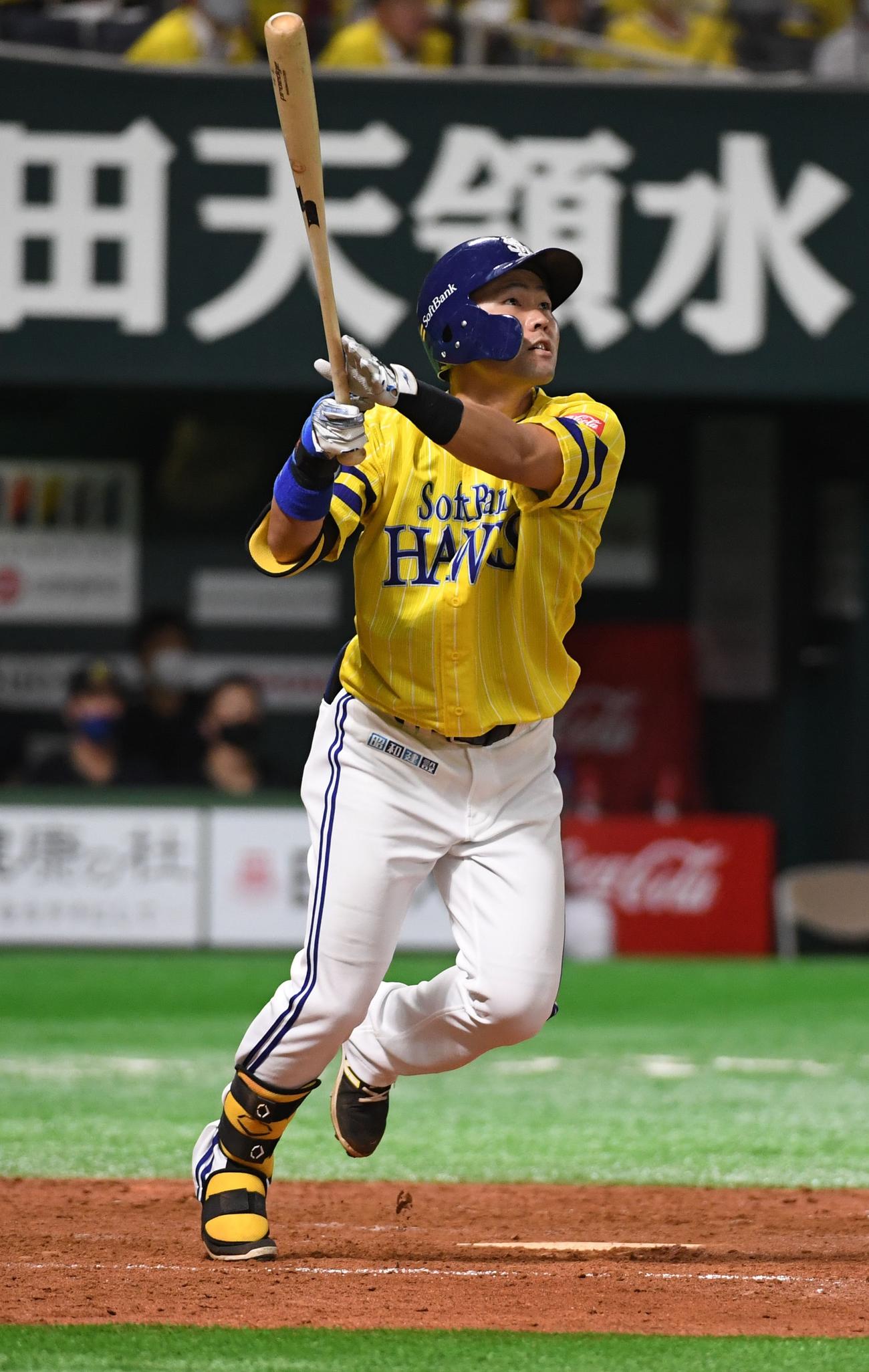 ソフトバンク対オリックス　5回裏ソフトバンク2死二塁、中村晃は右越えに同点の2点本塁打を放つ（撮影・今浪浩三）