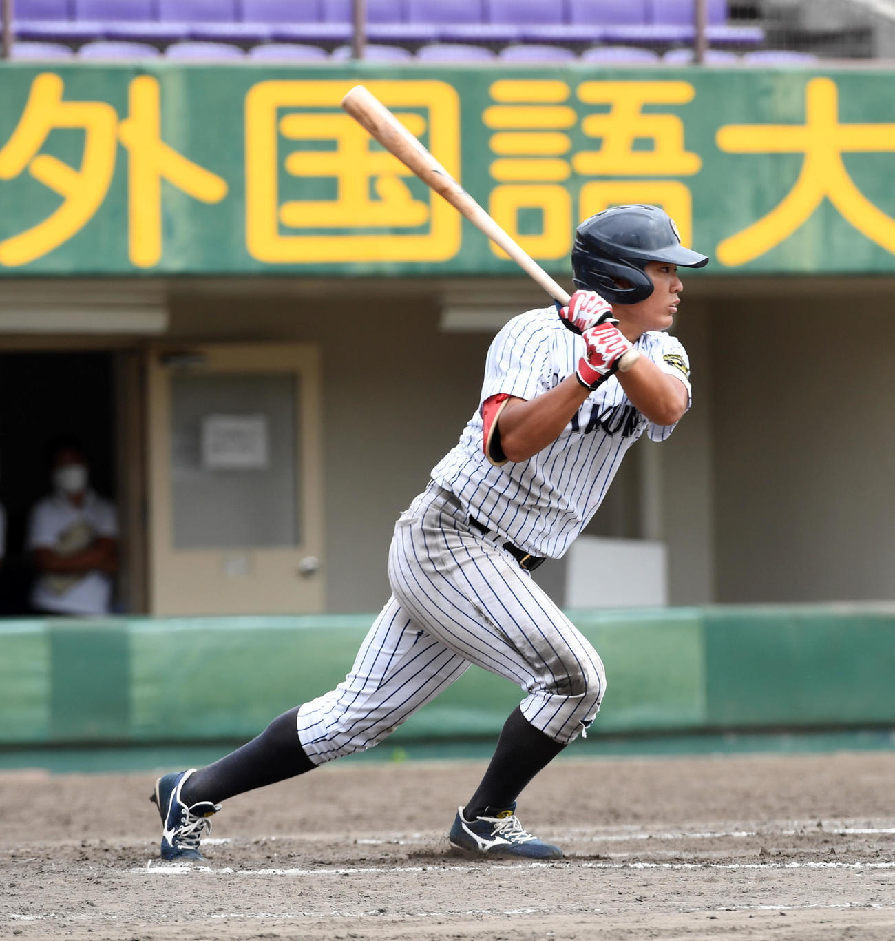 大経大対大院大　7回裏大院大1死、脇屋は中前打を放つ（撮影・前岡正明）