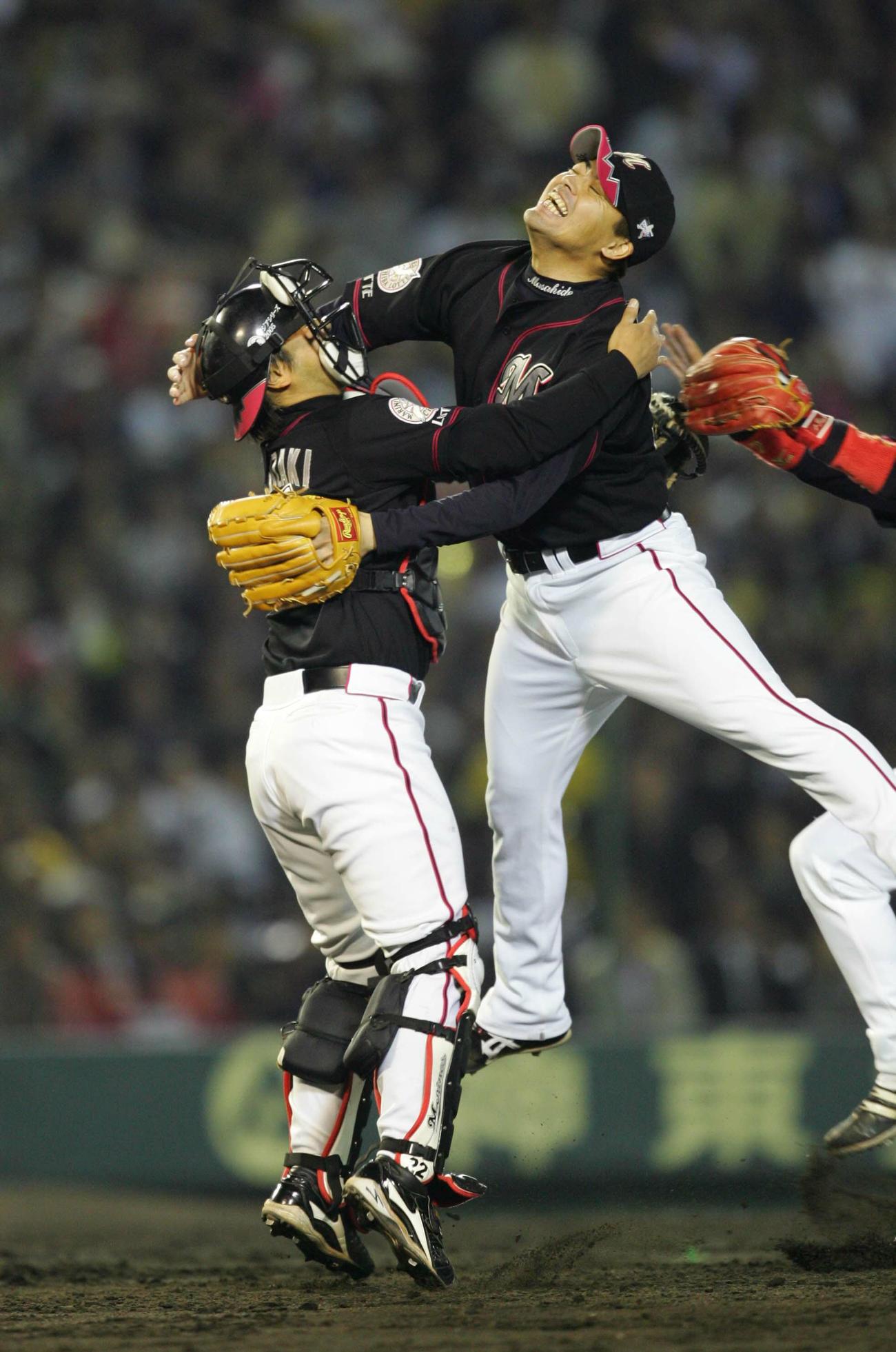 05年、日本一に輝き抱き合う小林雅英（右）と里崎智也
