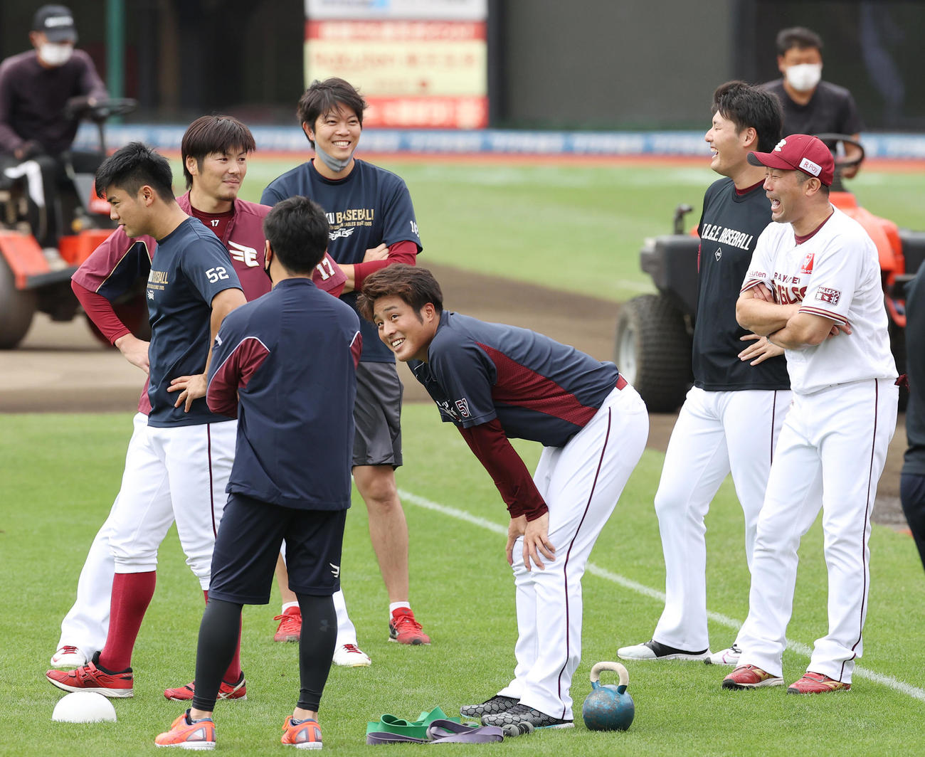 楽天対ロッテ　試合前、楽天三木監督（右）はナインと和やかな雰囲気で談笑する（撮影・垰建太）