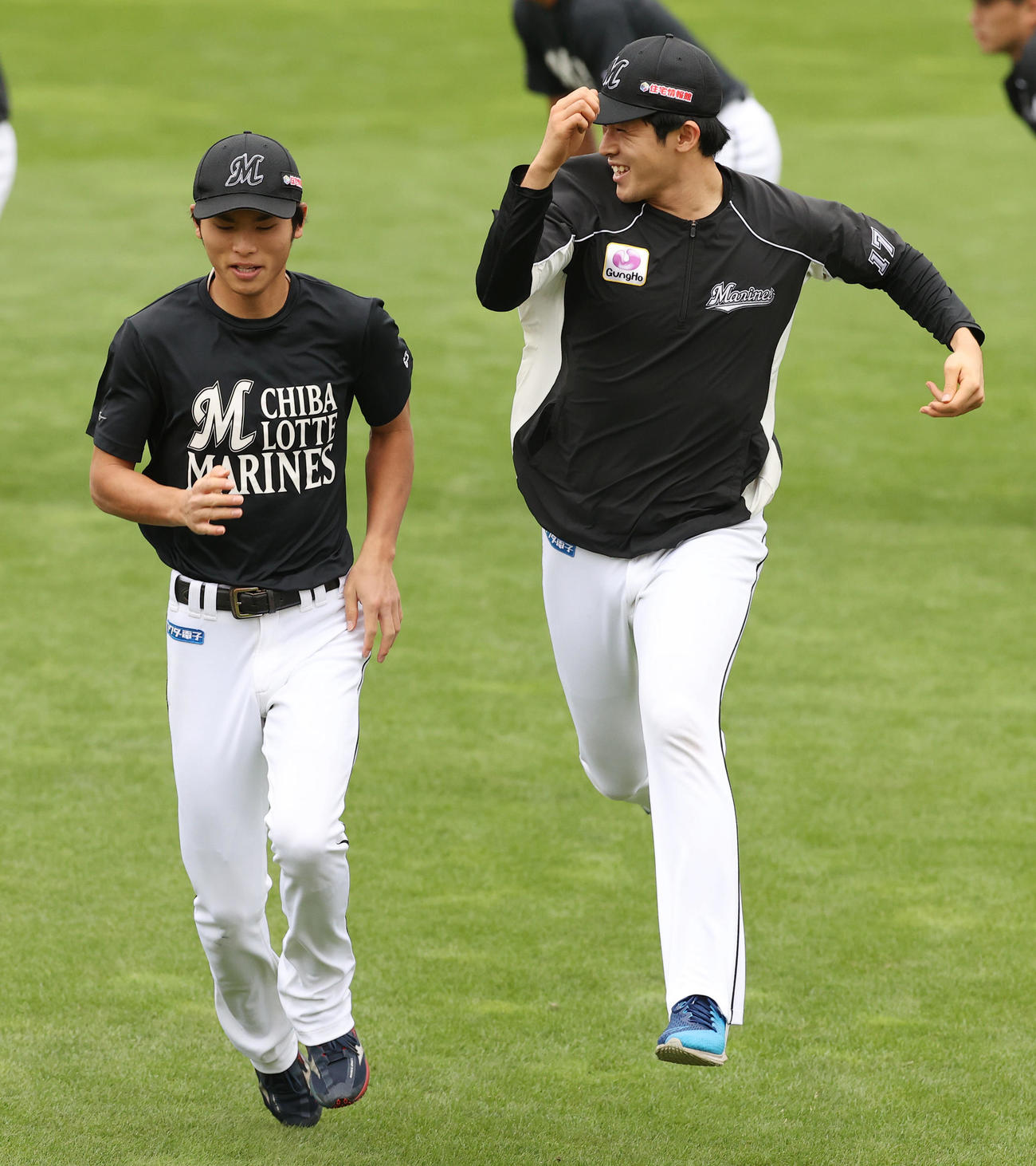 楽天対ロッテ　ウオーミングアップの短距離走でロッテ佐々木朗（右）は俊足の和田より速く走り跳びはねて喜ぶ（撮影・垰建太）