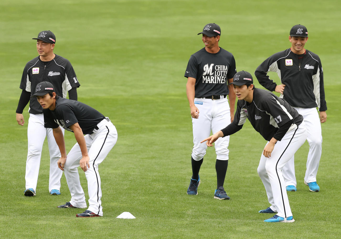 楽天対ロッテ　ウオーミングアップの短距離走でロッテ佐々木朗（右）は和田とスタート位置につく（撮影・垰建太）