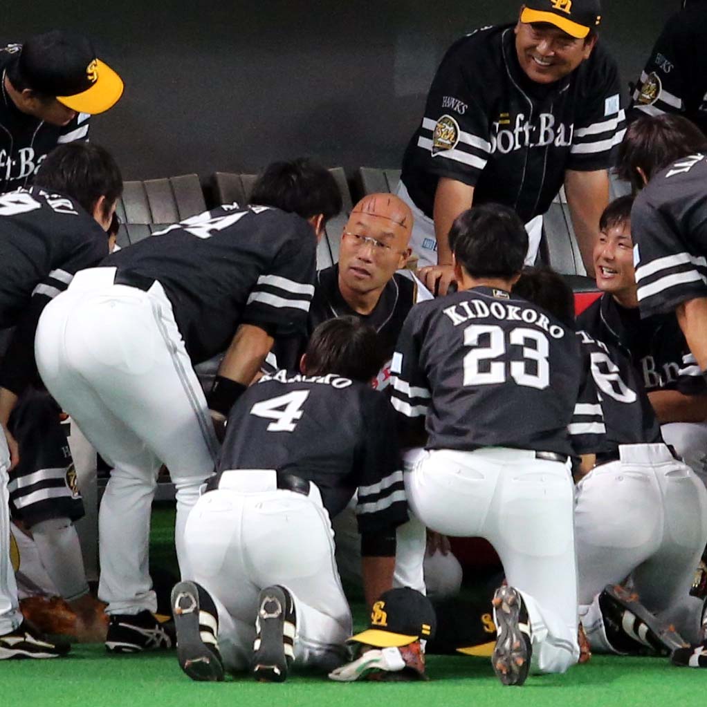 日本ハム対ソフトバンク　試合前、円陣を組むソフトバンクナインの中心で頭にマジックで線を書く川村コーチ（2013年10月5日撮影）