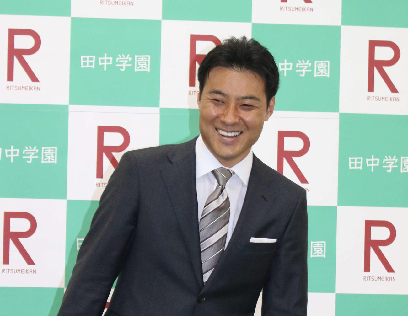学校法人「田中学園立命館慶祥小学校」の開校を会見で発表し、笑顔の日本ハム田中SA（撮影・木下大輔）