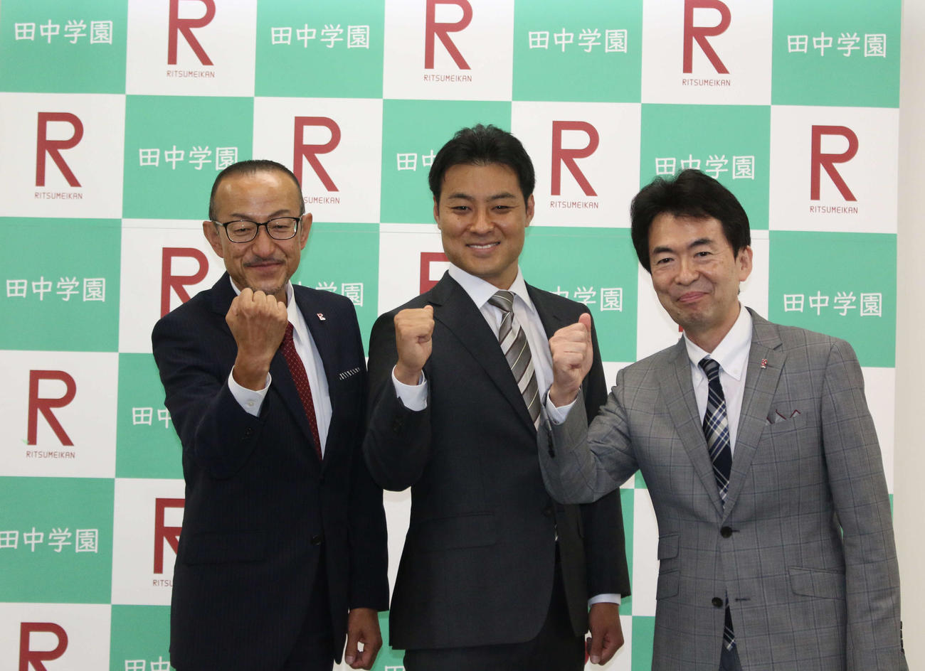 日本ハム田中賢介SA（左から2人目）が理事長を務める学校法人「田中学園立命館慶祥小学校」の開校に際し、提携協定を結んだ学校法人立命館の久野信之常務理事（左）と立命館慶祥中学校・高等学校の江川順一校長（右）（撮影・木下大輔）