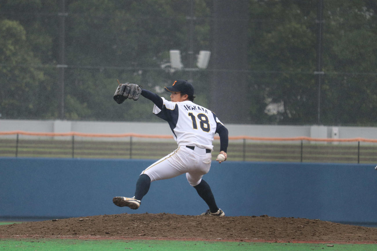 明治安田生命対鷺宮製作所　鷺宮製作所、7回途中からマウンドに上がった平川は8回1死一、二塁から左越え3点本塁打を浴び、8回を終え降板した（撮影・保坂淑子）