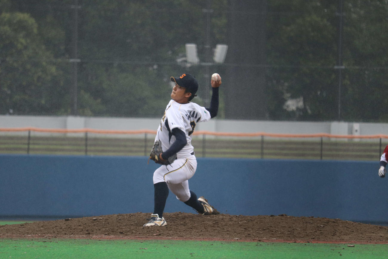 明治安田生命対鷺宮製作所　鷺宮製作所、7回途中からマウンドに上がった平川は8回1死一、二塁から左越え3点本塁打を浴び、8回を終え降板した（撮影・保坂淑子）