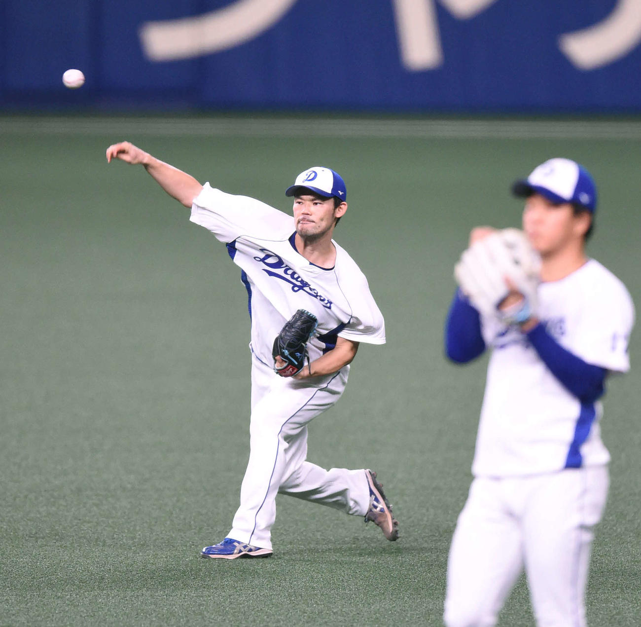キャッチボールをする福谷（奥）手前は柳（撮影・森本幸一）