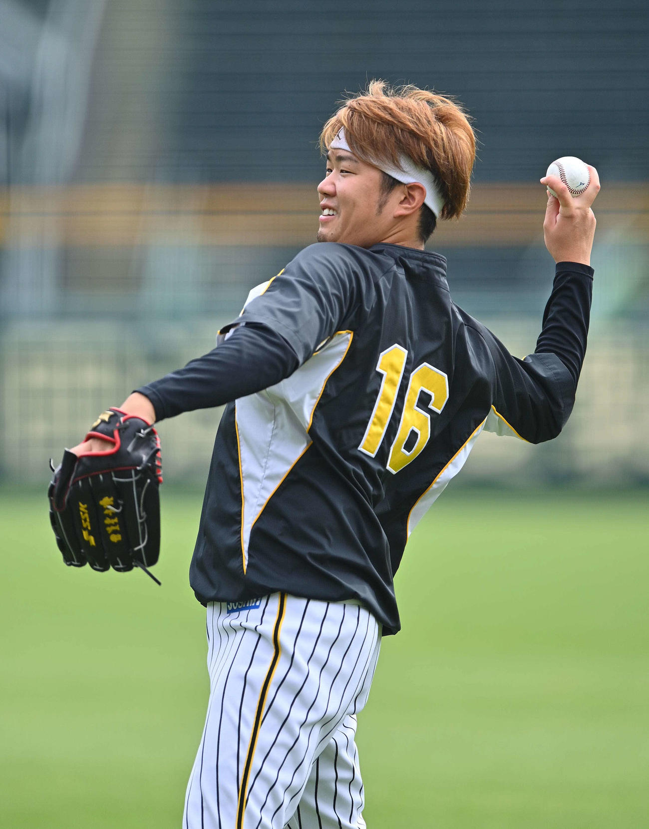 キャッチボールでフォークを投げる西勇（撮影・上田博志）