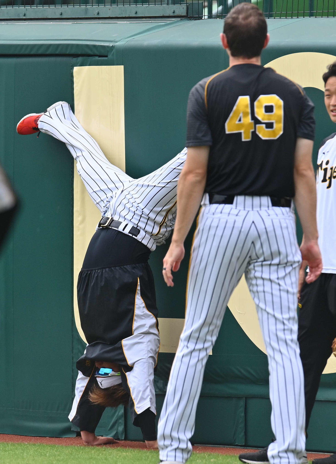 開脚逆立ちをする西勇（撮影・上田博志）