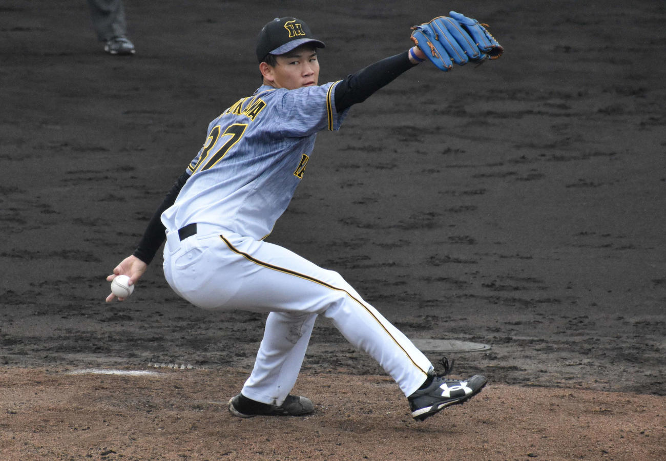 ウエスタンリーグ広島戦で、6回から2番手で登板する阪神ドラフト3位の及川（撮影・只松憲）