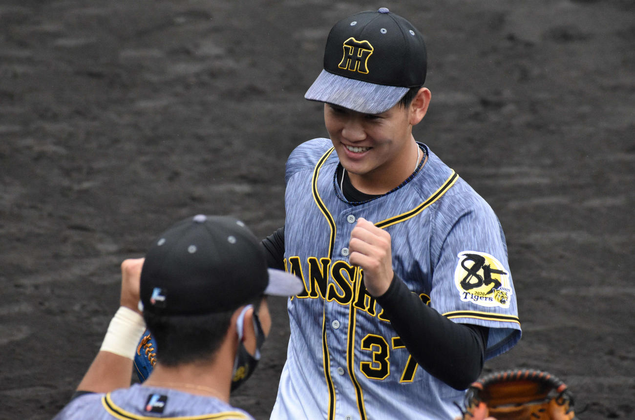 ウエスタンリーグ広島戦で、6回を無安打に抑え、笑顔を見せる阪神ドラフト3位の及川（撮影・只松憲）