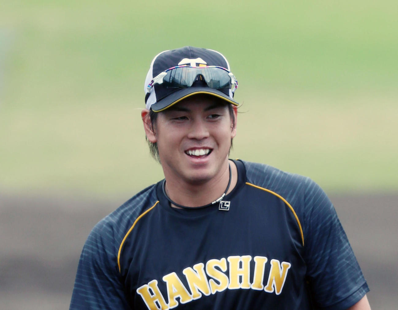 三塁側ベンチ前でゴロ捕球する梅野は笑顔を見せる（撮影・加藤哉）