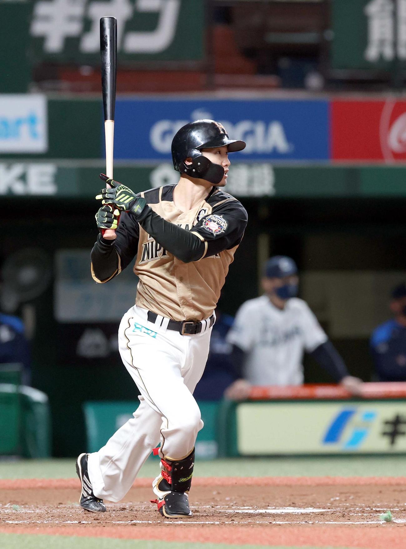 西武対日本ハム　2回表日本ハム1死満塁、西川は先制となる中犠飛を放つ（撮影・佐藤翔太）