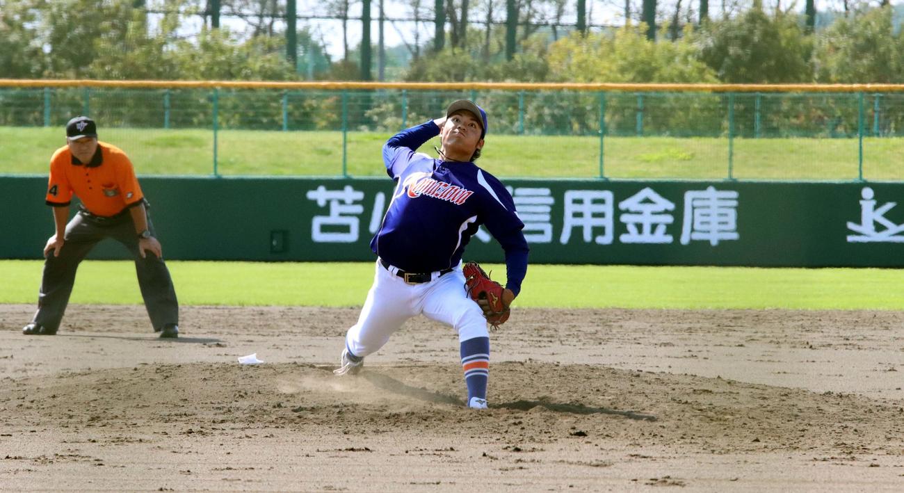 苫小牧駒大対東農大北海道　最後の打者を三振に切って取る苫小牧駒大エース伊藤（撮影・永野高輔）