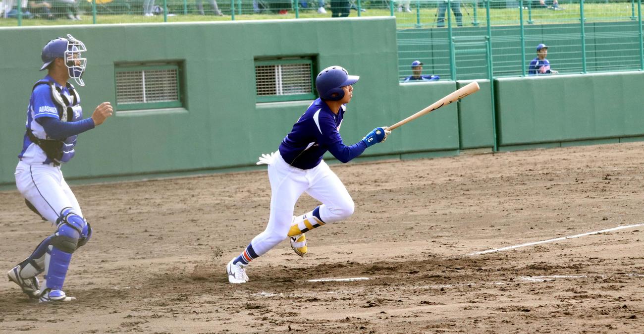 苫小牧駒大対東農大北海道　3回表苫小牧駒大2死二、三塁、3番土井が逆転の右越え2点適時二塁打を放つ（撮影・永野高輔）