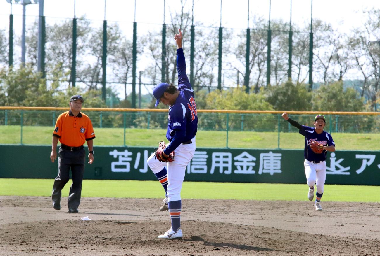 苫小牧駒大対東農大北海道　優勝を決め右手人差し指を掲げ喜ぶ苫小牧駒大の伊藤（中央）（撮影・永野高輔）