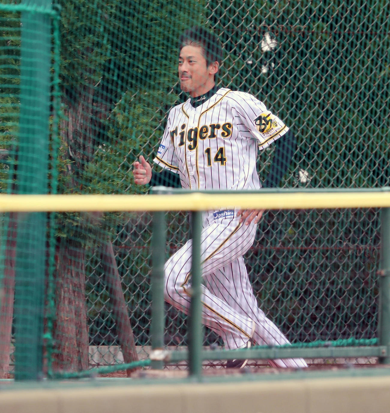 右翼後方で短距離ダッシュする能見（撮影・加藤哉）