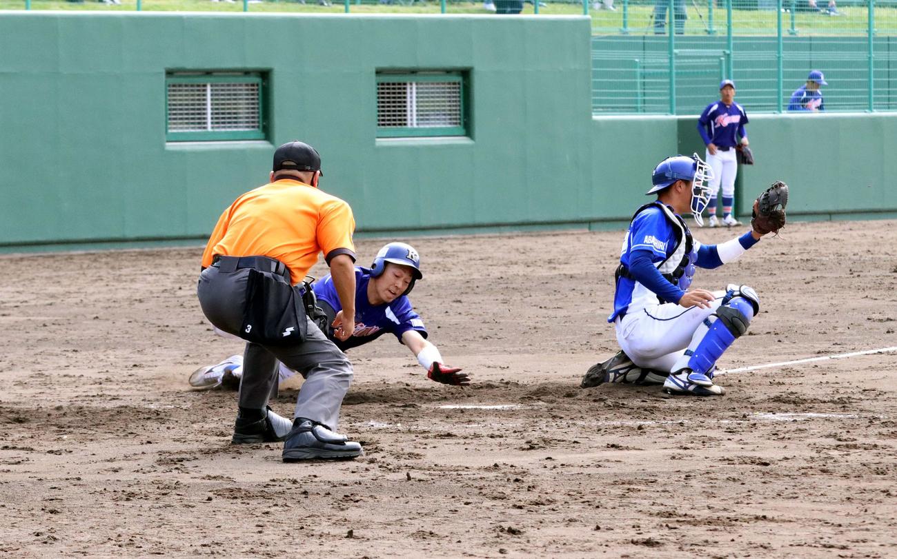 苫小牧駒大対東農大北海道　3回表苫小牧駒大2死二、三塁、3番土井が右越え2点適時二塁打を放ち、二塁走者の佐藤嘉（中央）が勝ち越しの生還を果たす（撮影・永野高輔）