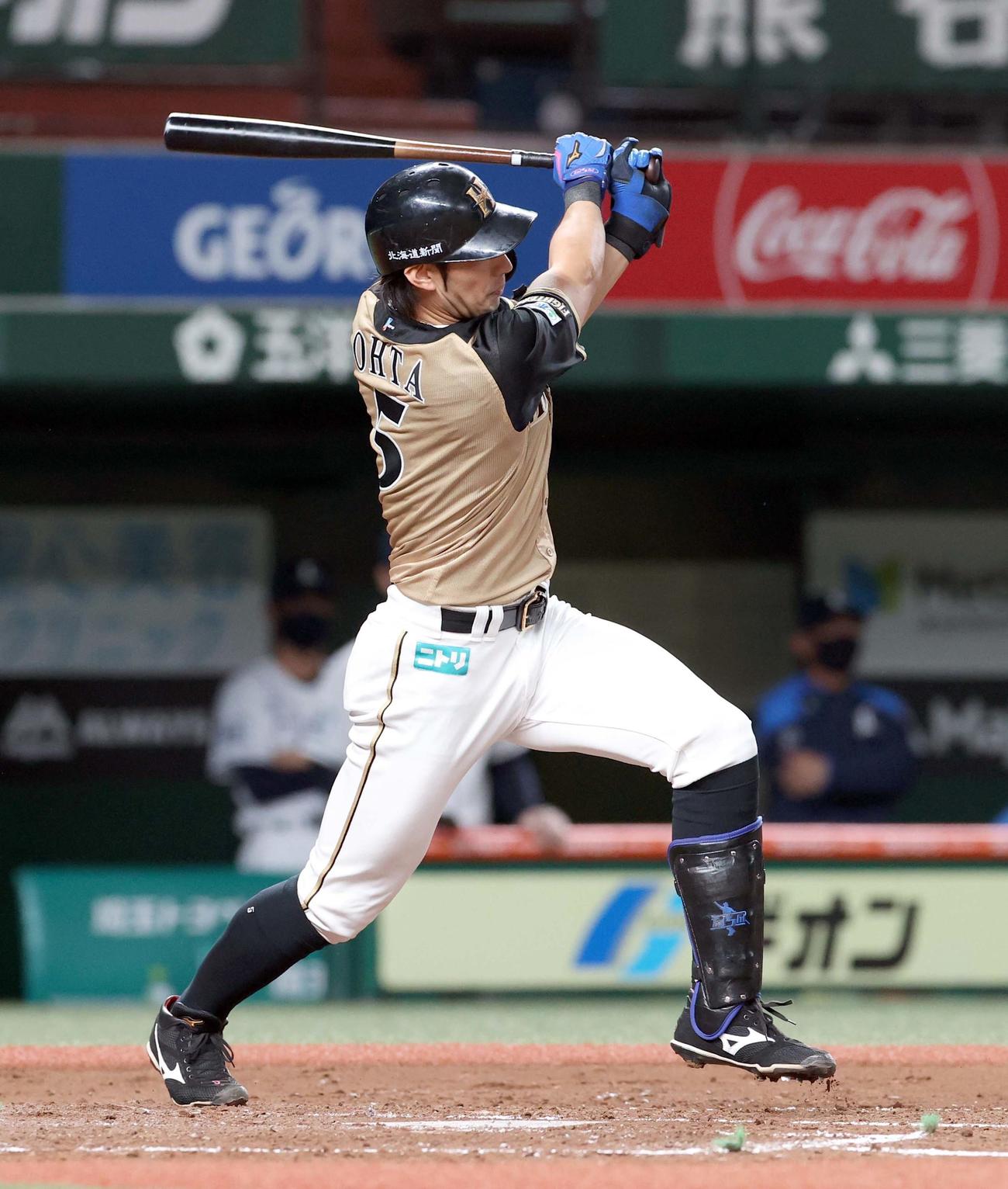 西武対日本ハム　3回表日本ハム1死一、二塁、大田は左前適時打を放つ（撮影・佐藤翔太）