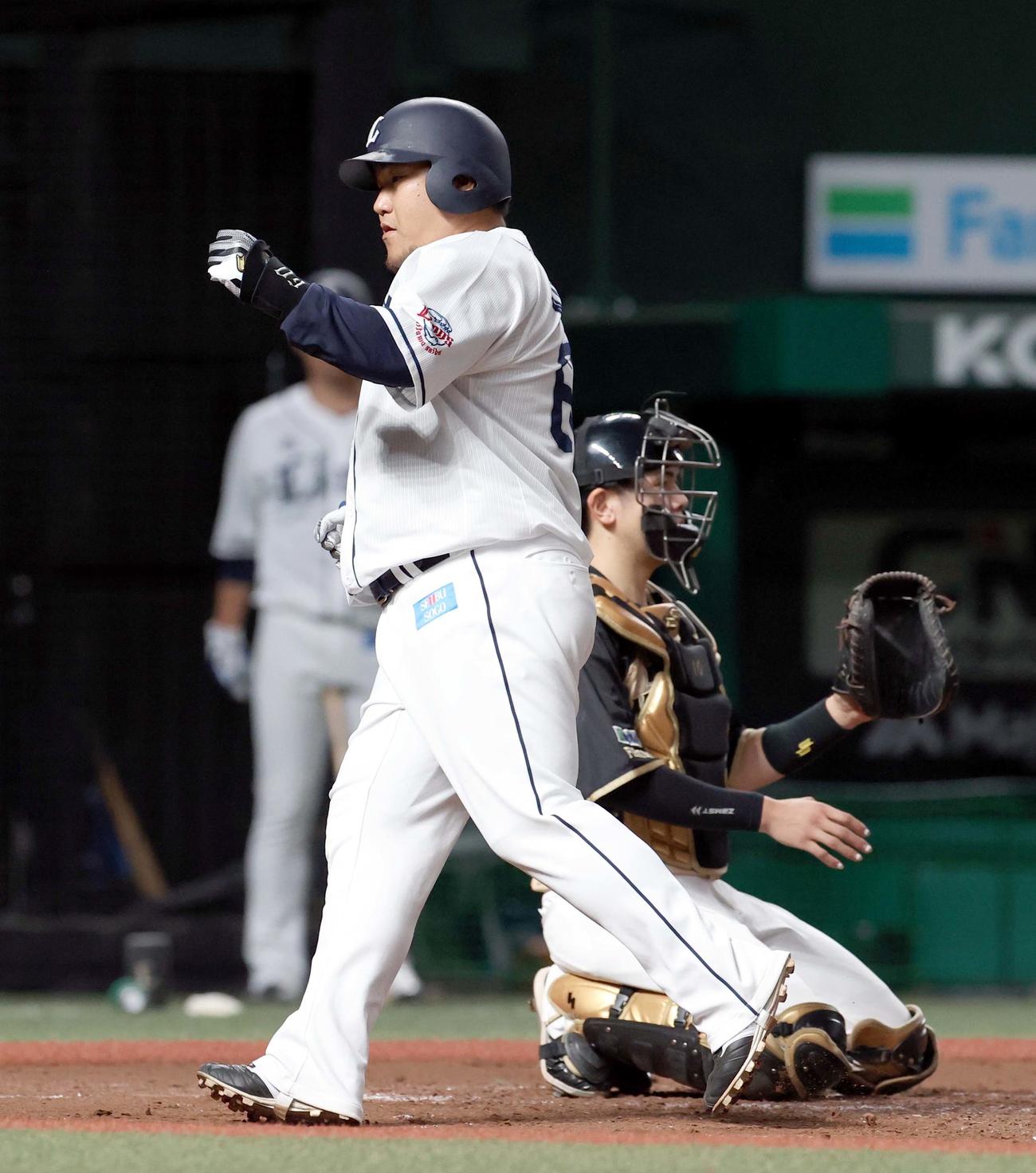 西武対日本ハム　4回裏西武無死、中村は左越え本塁打を放ちガッツポーズをする（撮影・佐藤翔太）