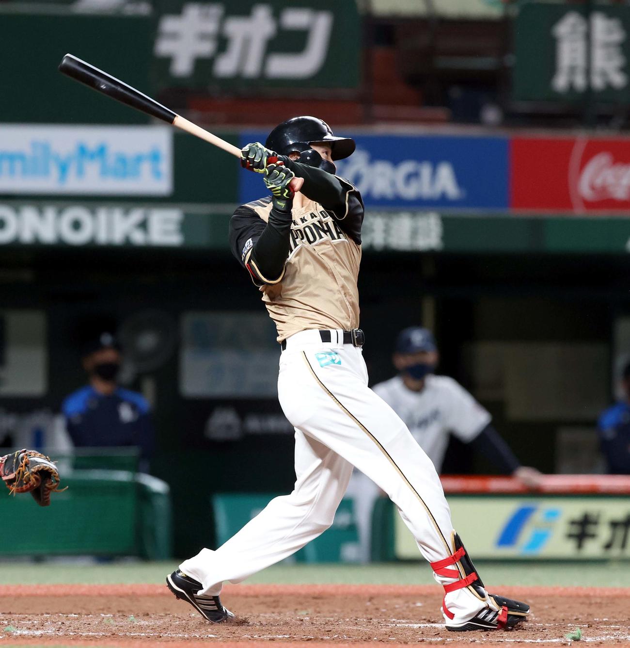 西武対日本ハム　4回表日本ハム1死、西川は右越え本塁打を放つ（撮影・佐藤翔太）