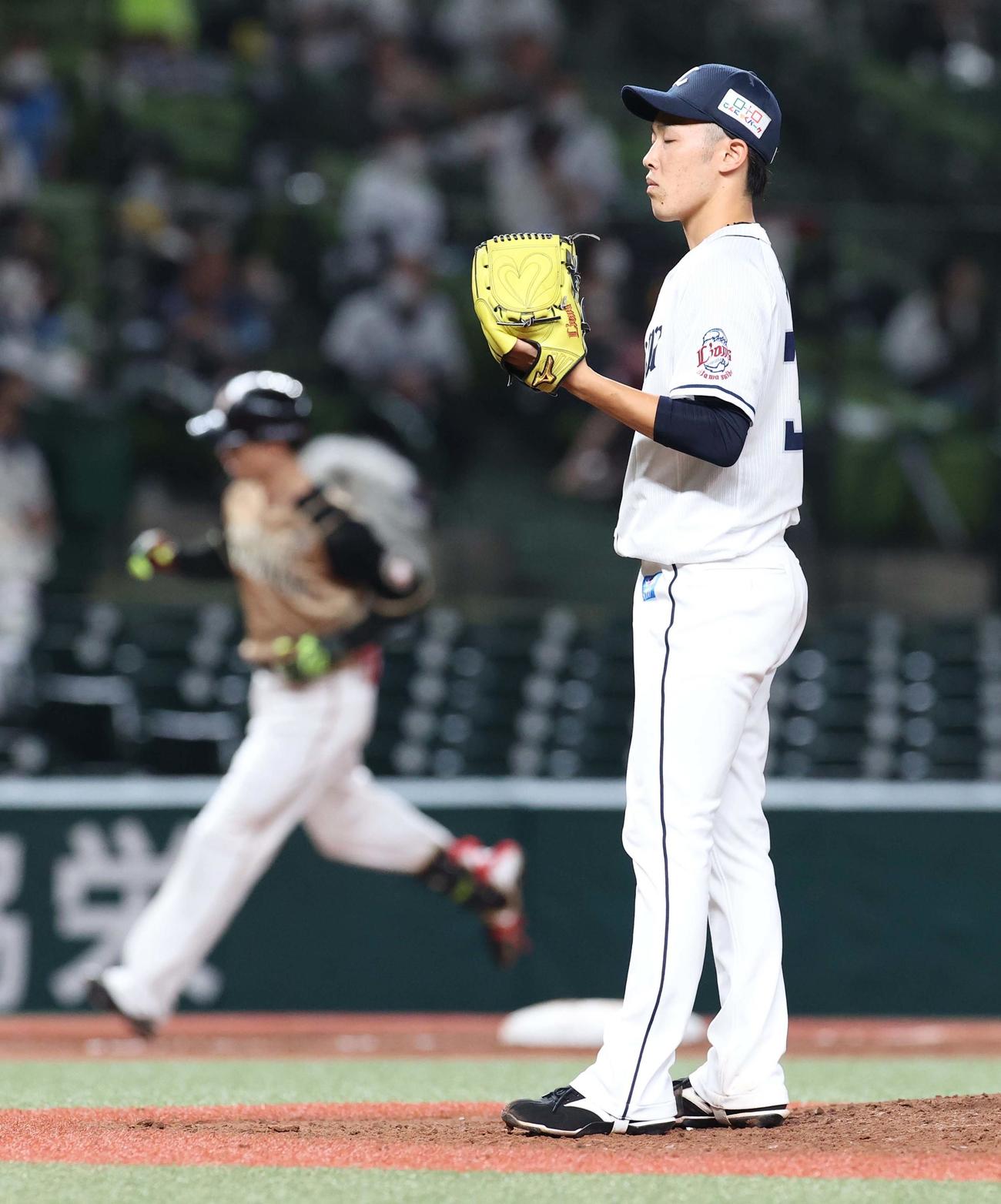 西武対日本ハム　4回表日本ハム1死、西川（左奥）に右越え本塁打を浴びる西武伊藤（撮影・佐藤翔太）