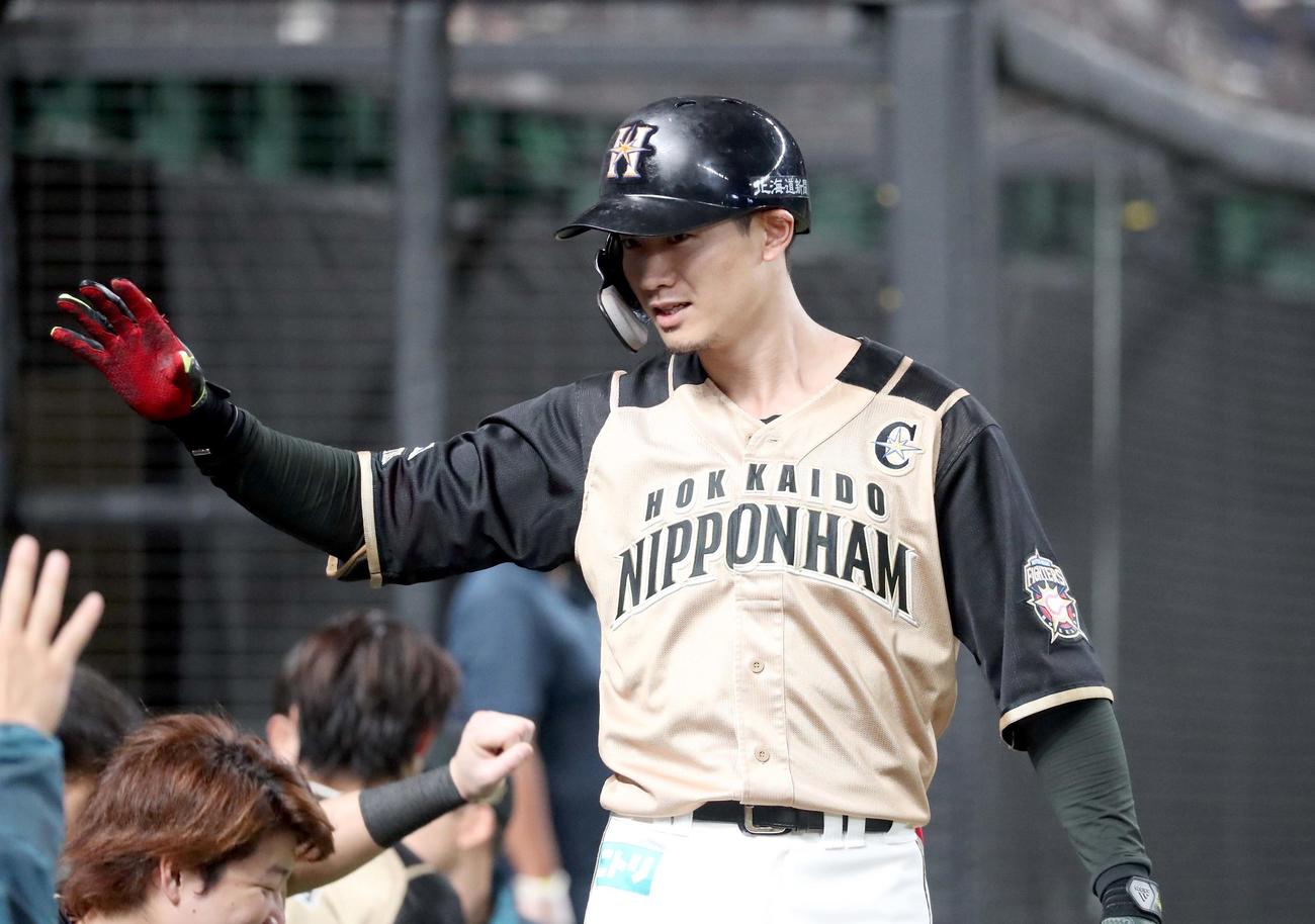 西武対日本ハム　4回表日本ハム1死、西川は右越え本塁打を放ちチームメートに出迎えられる（撮影・佐藤翔太）