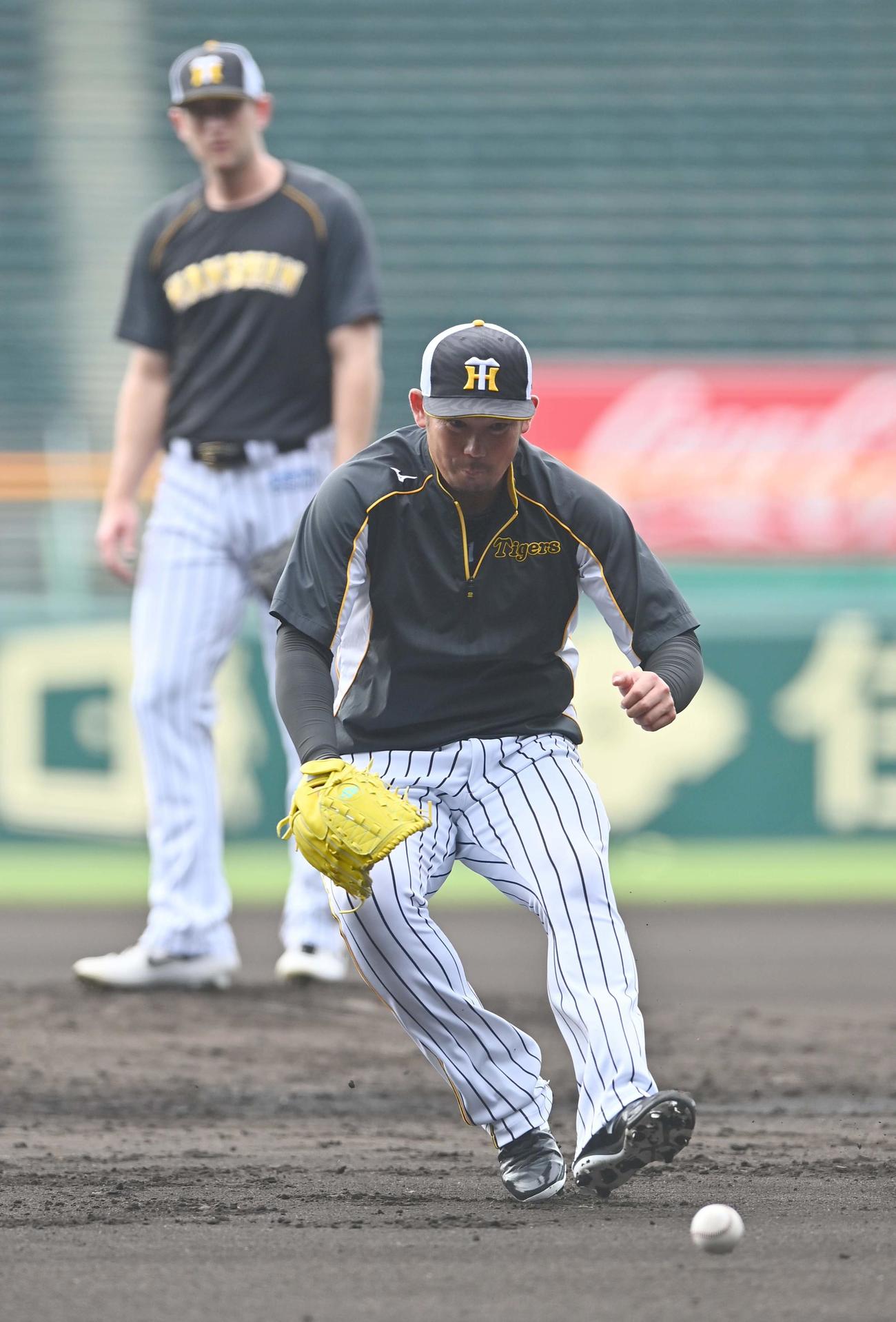 ノックを受ける岩田稔（撮影・上田博志）