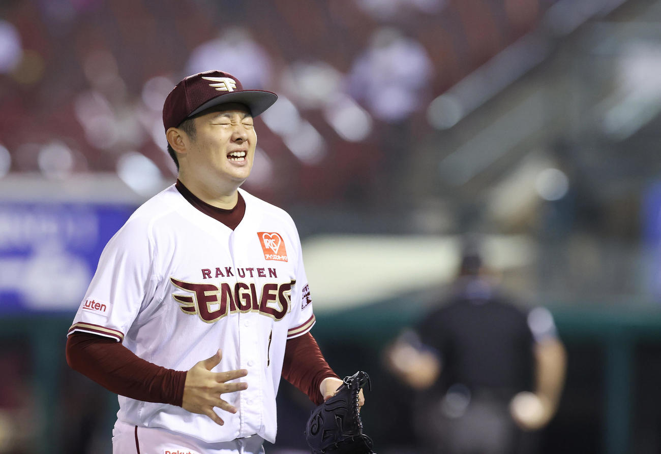 楽天対ロッテ　5回表ロッテの攻撃を無失点に抑えほっとした表情の楽天先発の松井（撮影・垰建太）