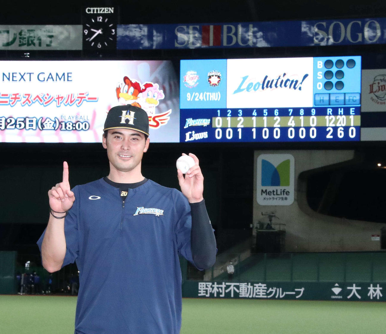 西武対日本ハム　今季初勝利を挙げ笑顔で記念撮影に応じる日本ハム上原（撮影・佐藤翔太）