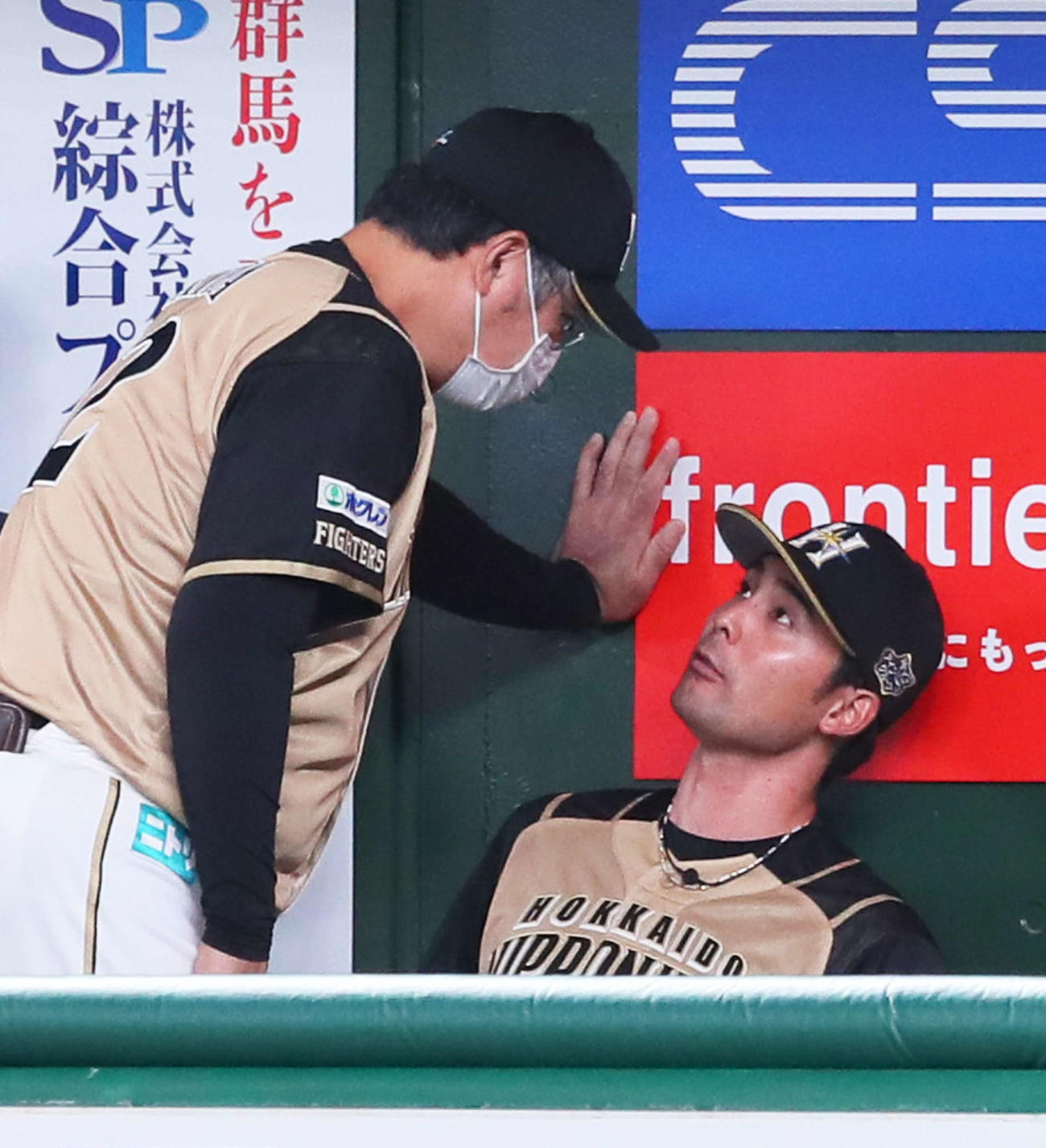西武対日本ハム　7回を投げ終えた日本ハム先発の上原（右）は木田コーチに話しかけられる（撮影・足立雅史）